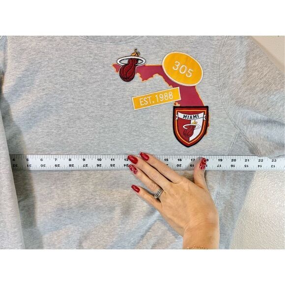 WEAR by Erin Andrews Miami Heat Patched Pullover Sweatshirt Hoodie Women's Large - Picture 11 of 12